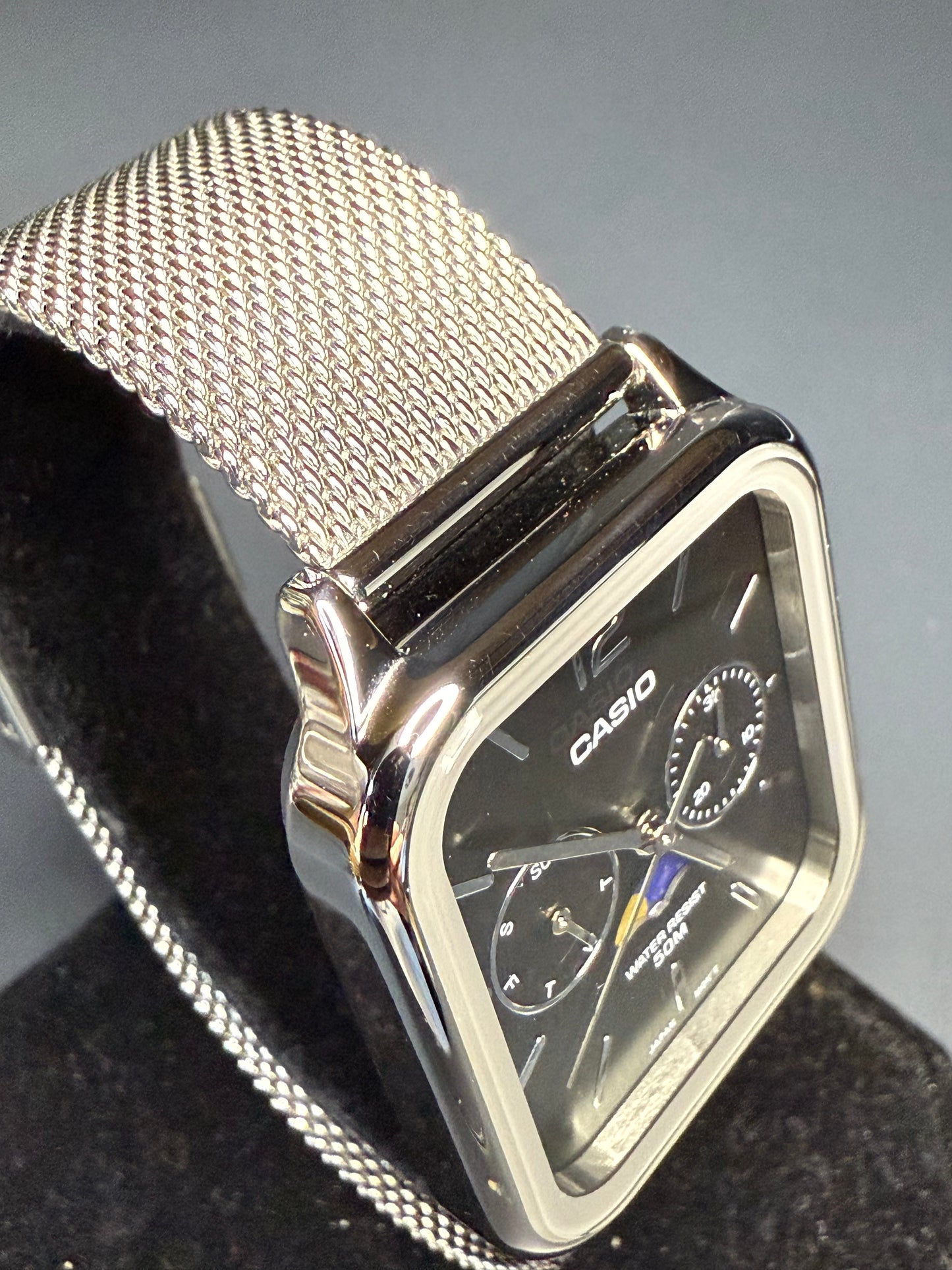 Casio MTP-M305 - Moon phase - Mesh Strap